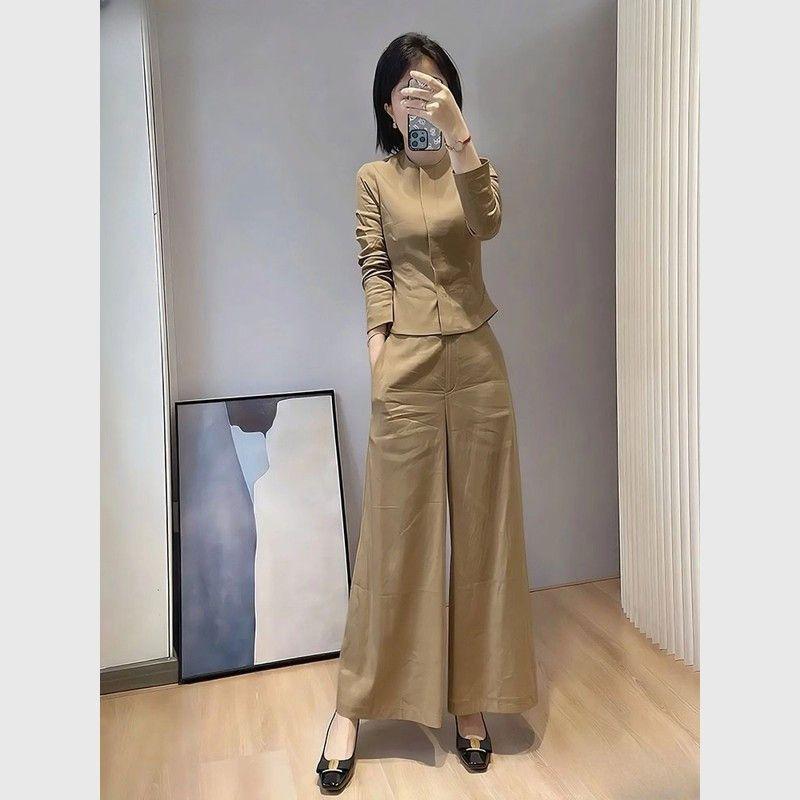 Elegant 2026 Outfit: High-End Khaki Top & Wide-Leg Pants with Chic, Waist-Cinched Design