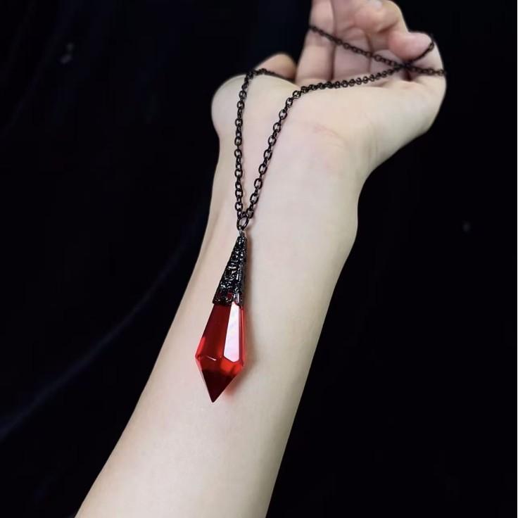 Collana Ciondolo Gotica Rosso Profondo e Nero in Vetro Cristallo con Catena a Croce in Lega per Donna