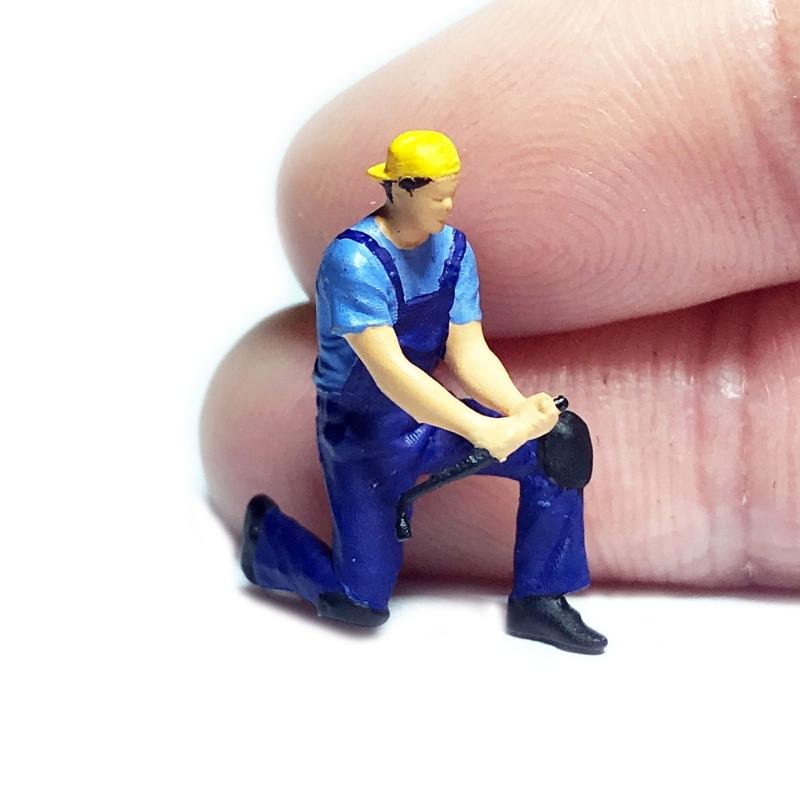 Repairman Figure Model 1:64 Scale Hand Painted Miniature Figure for Miniature Scenes Dioramas Props,Model Car Displays