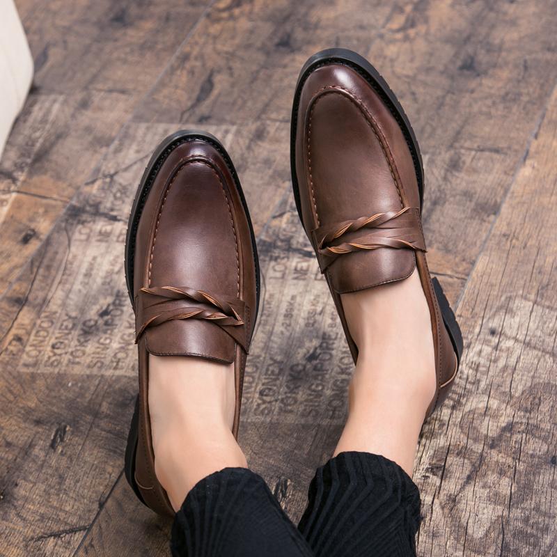 Modische Herrenschuhe im Designer-Stil. Brandneue Business-Freizeitschuhe. Slipper aus Leder für Herren. Minimalistisch und bequem.