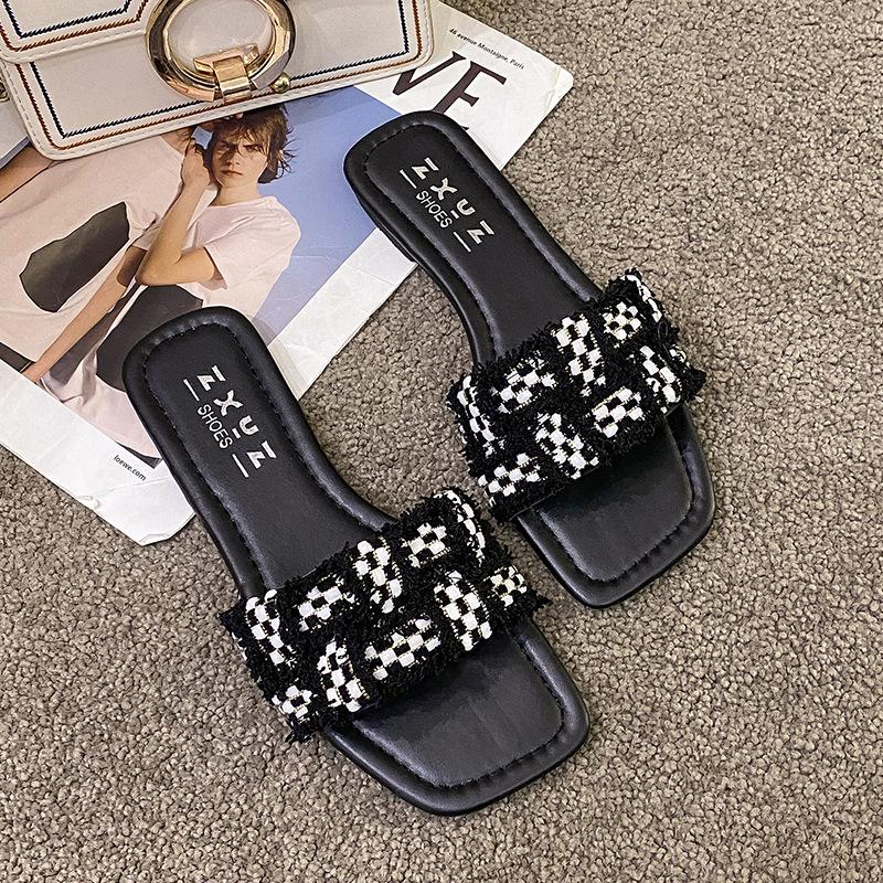

Фея Сяосянфэн прохладные тапочки женские летние 2025 новые модные универсальные на плоской подошве пляжные тапочки на перемычке 40 чёрный