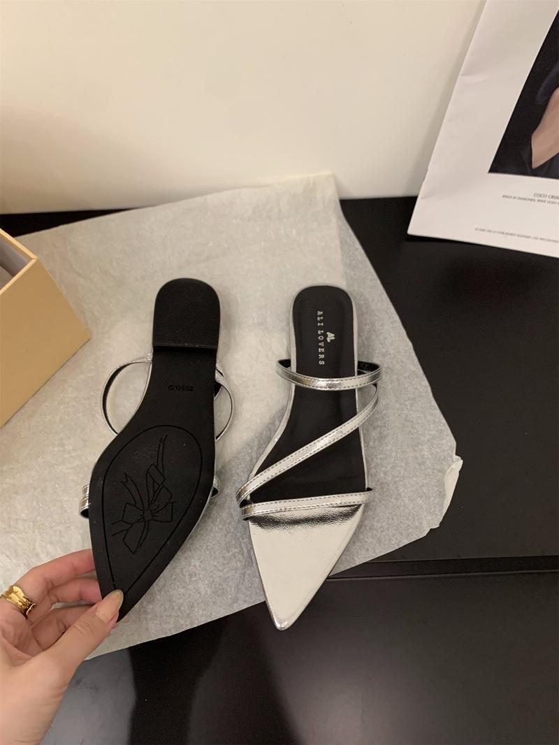 

Flat-bottomed silver French small cool slippers fairy shoes wear 2025 new summer one-word thin strap Roman sandals 40