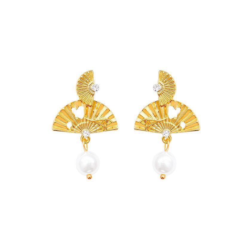 Chinese Retro Metallic Fan-Shaped Pearl Earrings with S925 Silver Needle – Elegant, Luxurious and Versatile Design.