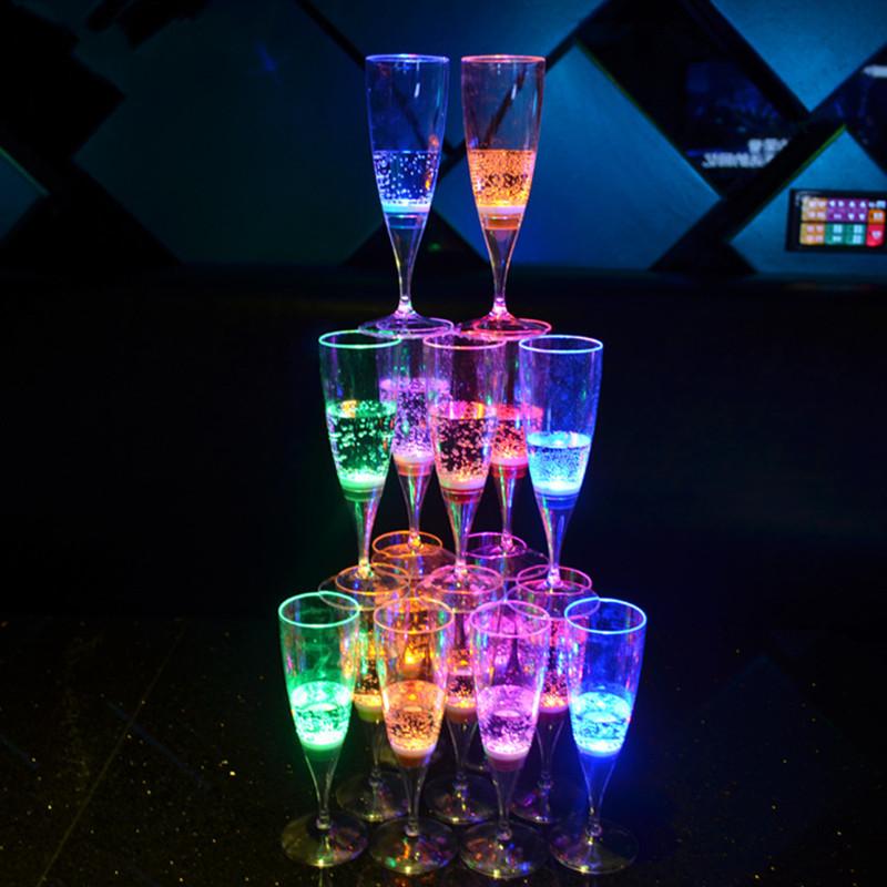 6 Stück LED-Becher Automatisch blinkende Becher Mehrfarbige Leuchtende Tassen Wein Bierkrüge Whisky Trinkbecher für Party Küche Weihnachtsdekoration
