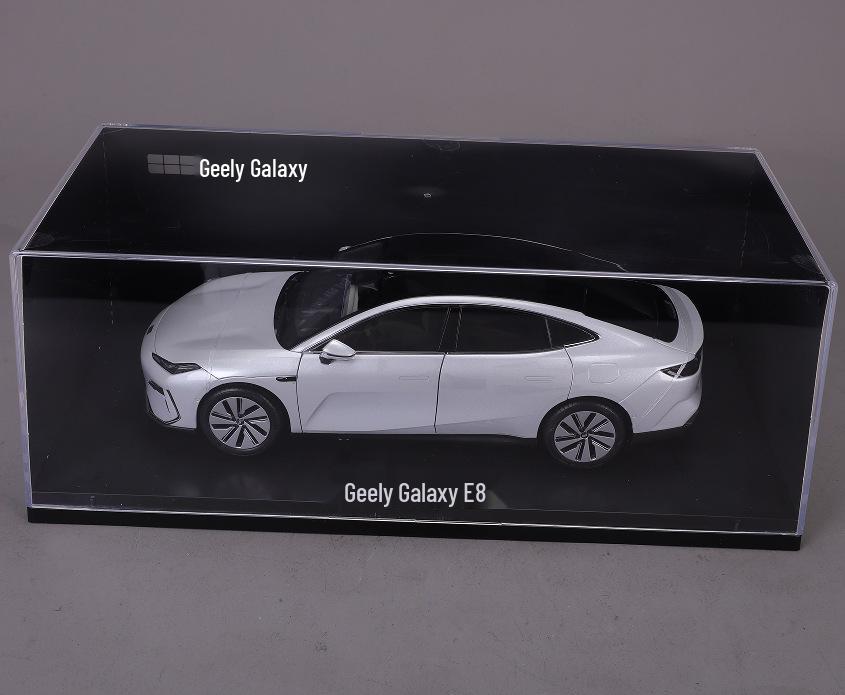

Geely Galaxy E8 1:18 Сплавная Модель Автомобиля - Полностью Открывающийся Орнамент