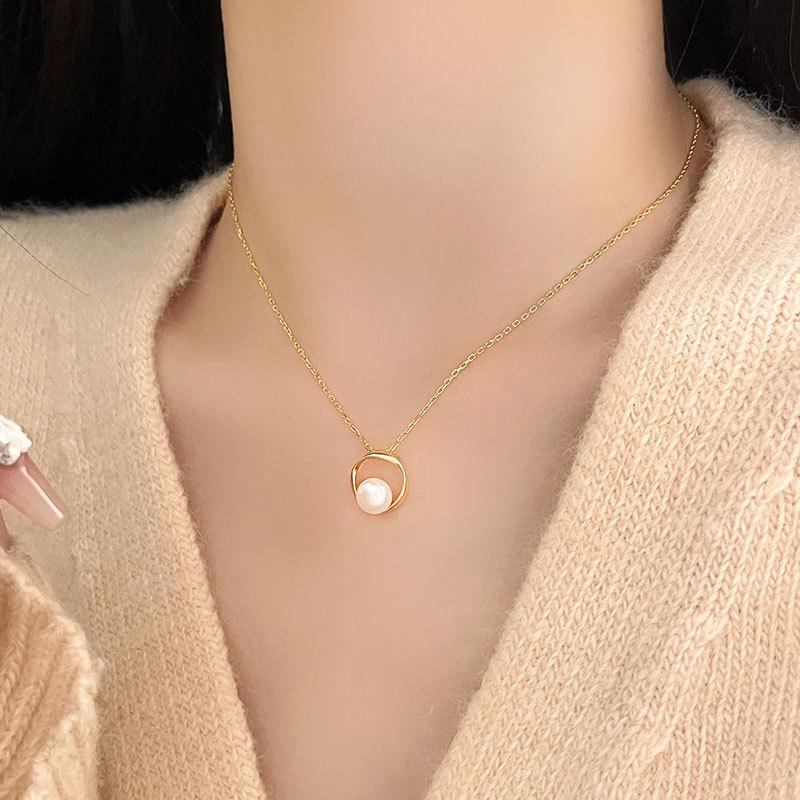 Ring Pearl Necklace for Women's Light Luxury French Retro Geometric Collarbone Chain for Spring