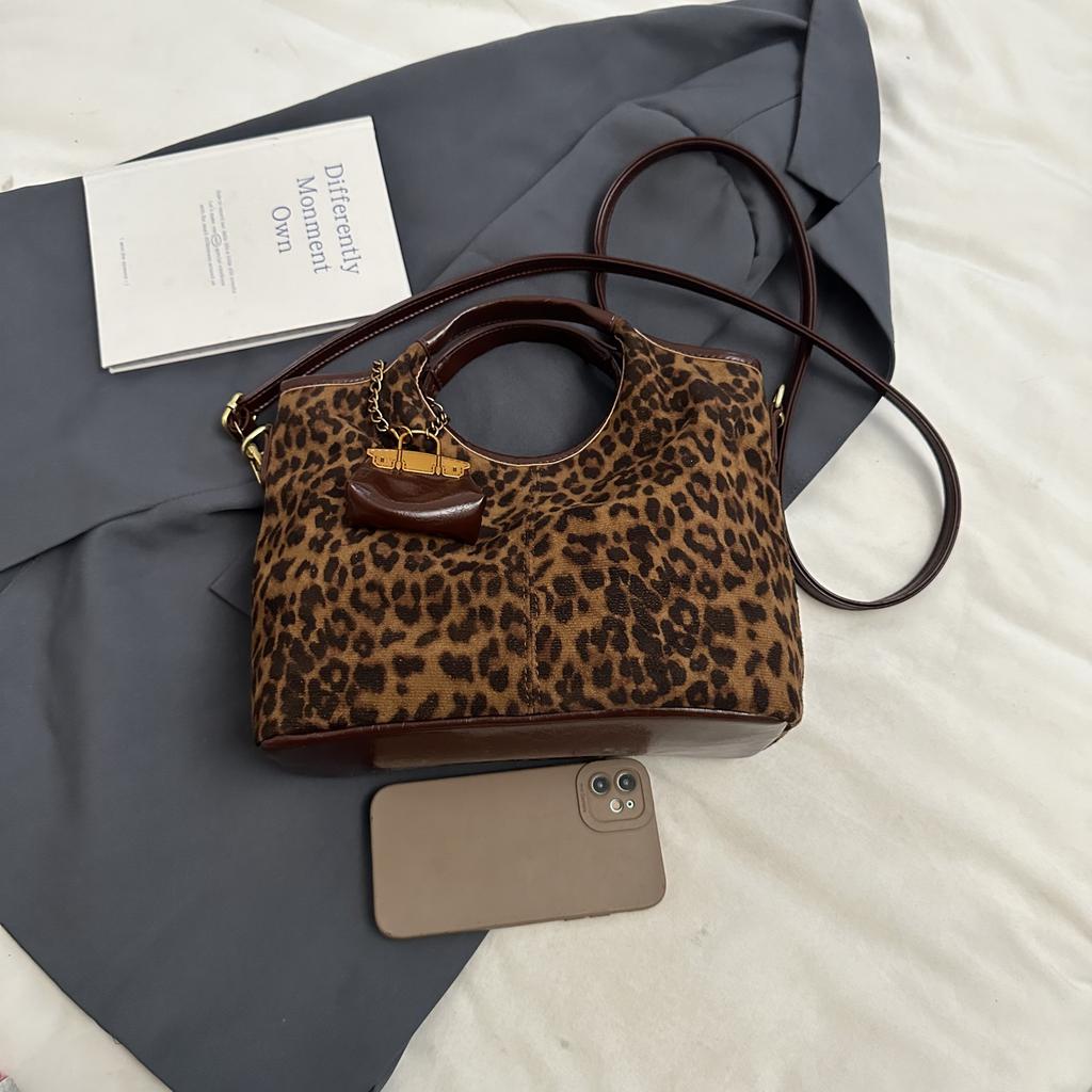Leopard Print Commuter Tote Bag Casual Large-capacity Retro Frosted Bucket Bag Niche Single Shoulder Bag