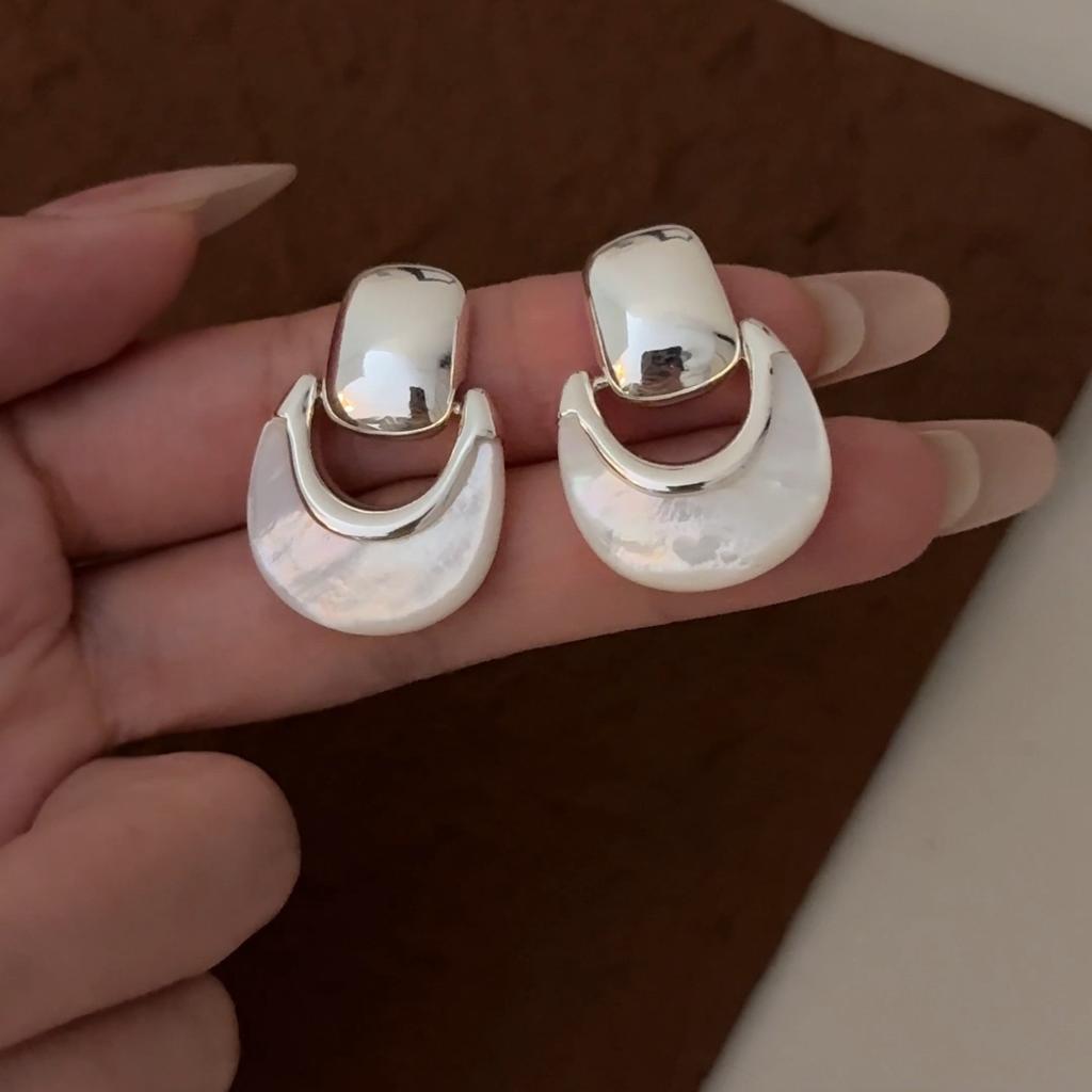 Light Luxury Geometric Buckle Semicircle Fritillary Earrings Gold and Silver Minimalist French Premium Earrings Fashion Daily Earrings