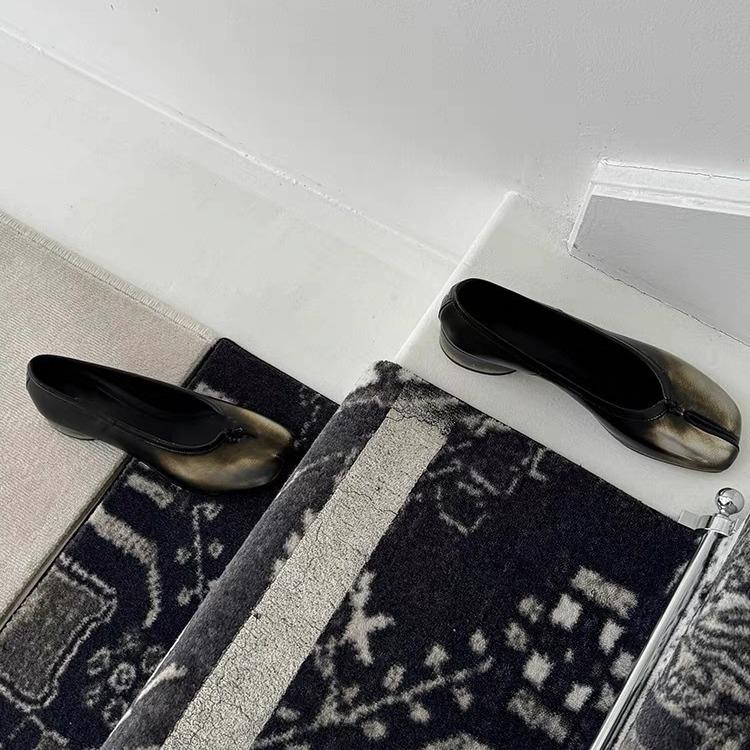 Versione coreana di scarpe retro di nicchia a punta divisa per zoccoli di maiale, scarpe da ballo con tacco spesso, scarpe singole, nuove scarpe in pelle piccole alla moda da donna 2025
