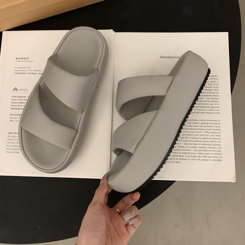 

Cool slippers women s summer wear 2025 new thick-soled heightened stepping on shit beach sandals pregnant women bread one-word drag 35 серый
