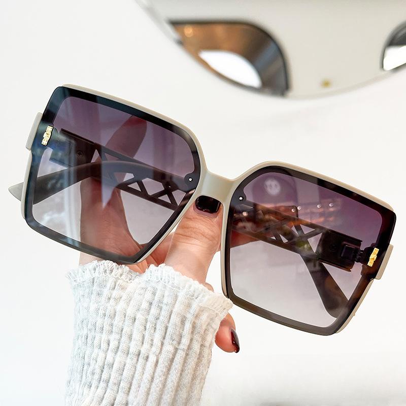 

Квадратные домашние полые солнцезащитные очки в большой оправе D Douyin, модные поляризационные солнцезащитные очки для интернет-знаменитостей для женщин