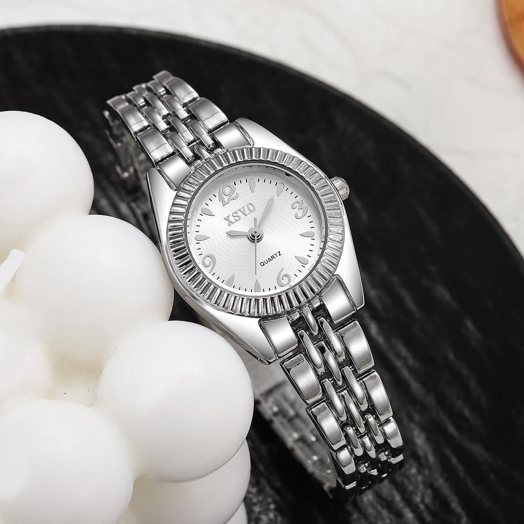 Fashionable and Elegant Round Small Dial with Steel Band Women's Quartz Watch for Christmas and Halloween Gifts