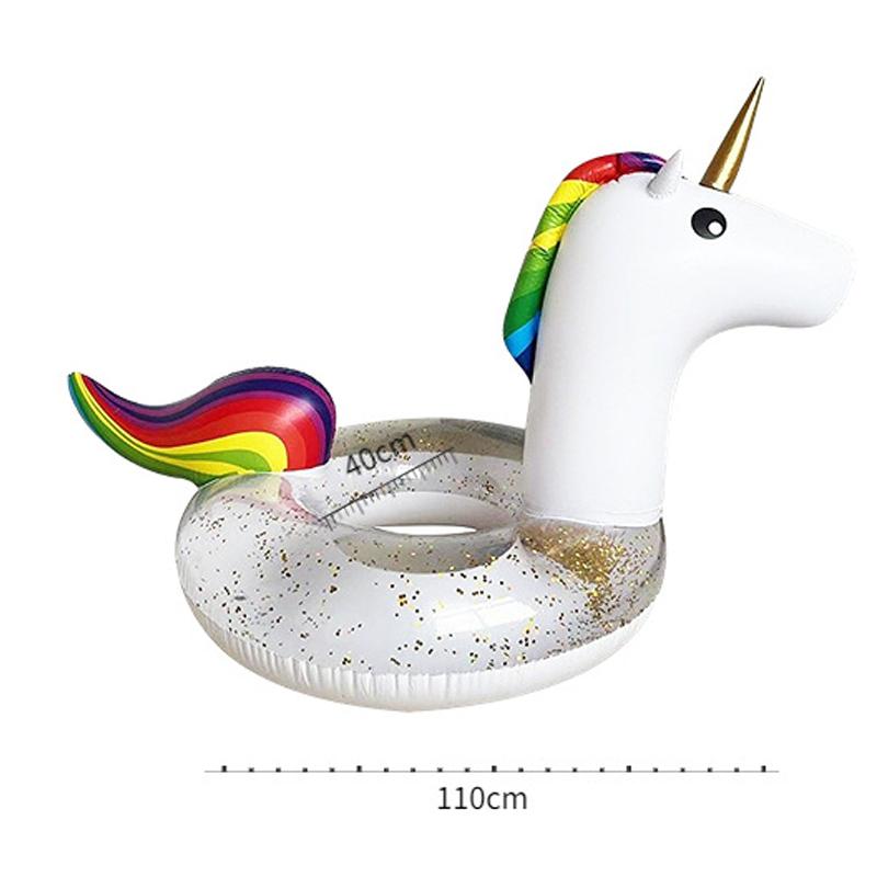 

Взрослые и дети плавают на единорогах с утолщенными плавательными кругами и плавучим матрасом