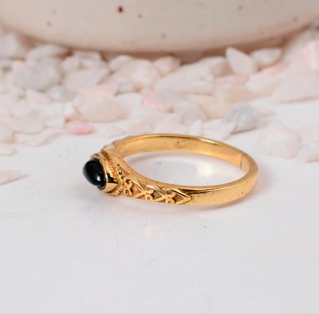 Black Onyx Marquise Gold Ring: Elegant vintage-style jewelry with a dark navette gemstone and ornate filigree band.