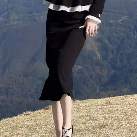 Schwarzes Damenoberteil mit Stehkragen, das den Bauch bedeckt - Mode Frühling/Herbst 2025