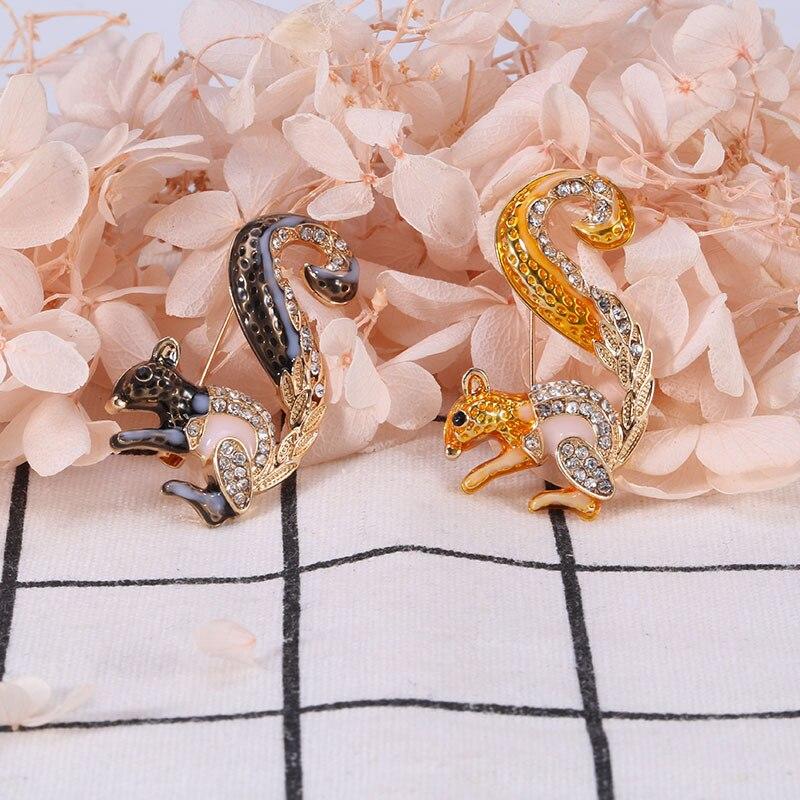 Blucome Vintage Painted Squirrel Brooches Rhinestone Delicate Brooches Women Party Corsage Overcoat Accessory Elegant Pin