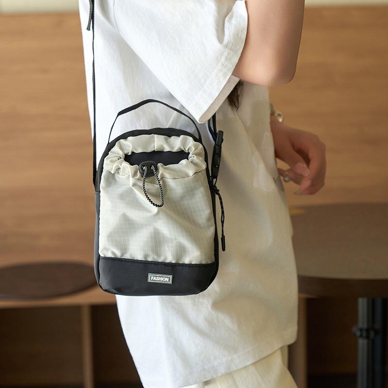 New drawstring messenger bag women's new portable and lightweight shoulder mobile phone bag versatile fashion commuter women's bag