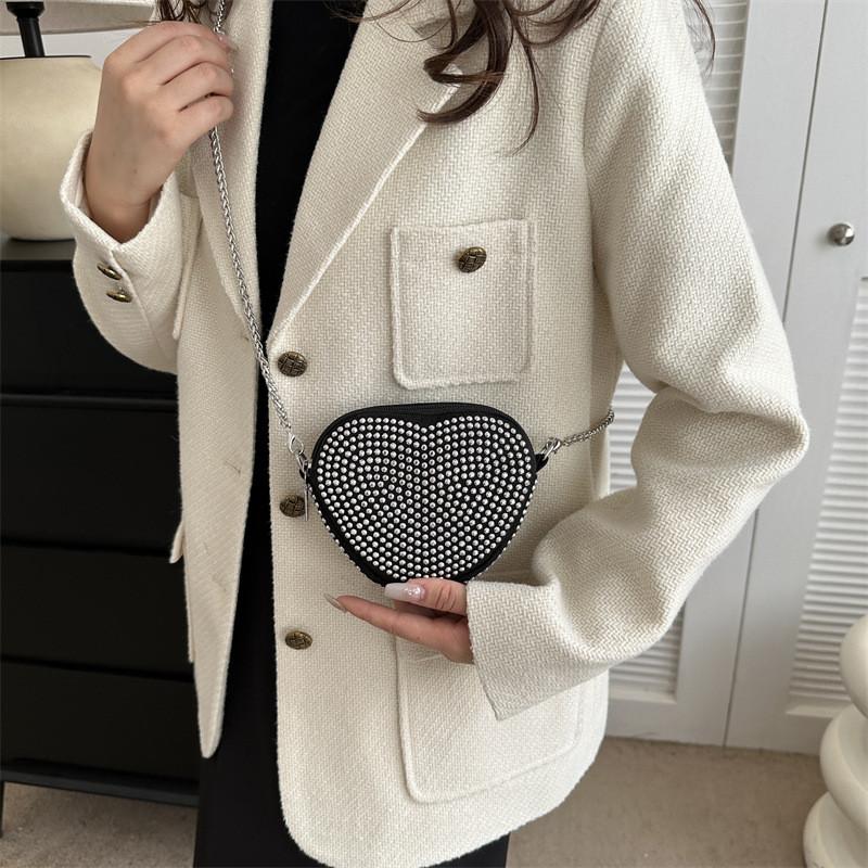 Fashionable Heart Design Shoulder Bag For Women With Chic Chain Detail In Versatile Black Or Silver Color