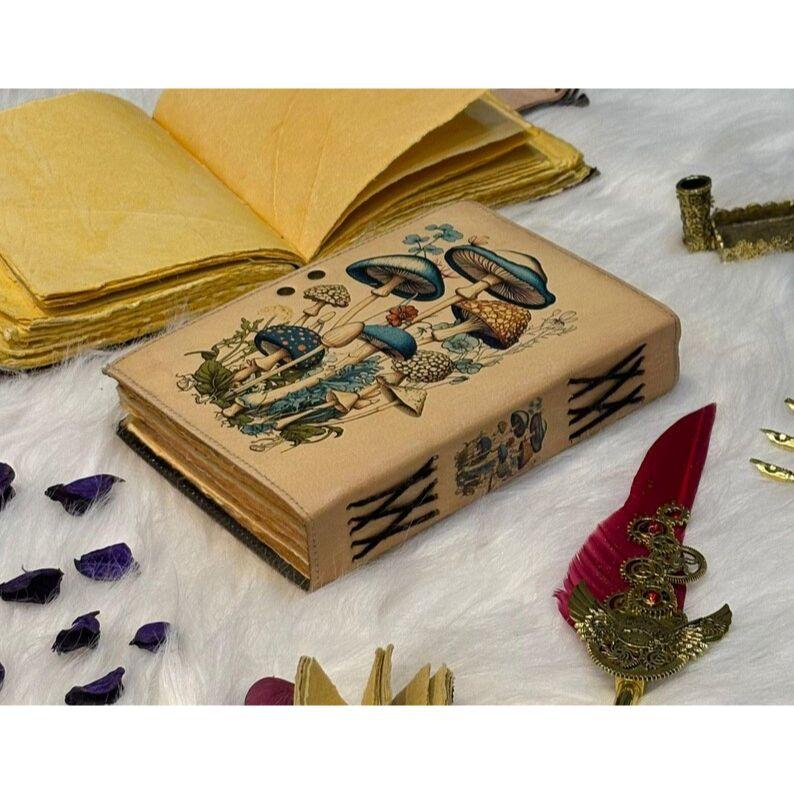 Verzauberte Pilze Leder Journal – Handgefertigtes botanisches Notizbuch mit Vintage-Schloss – Buch der Schatten – Grimoire Journal