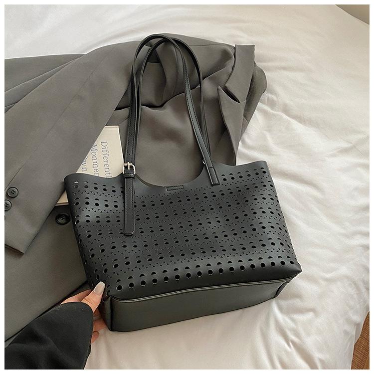 Large-capacity carved hollow tote bag women's bag 2025 new fashion texture shoulder bag women's commuter armpit bag