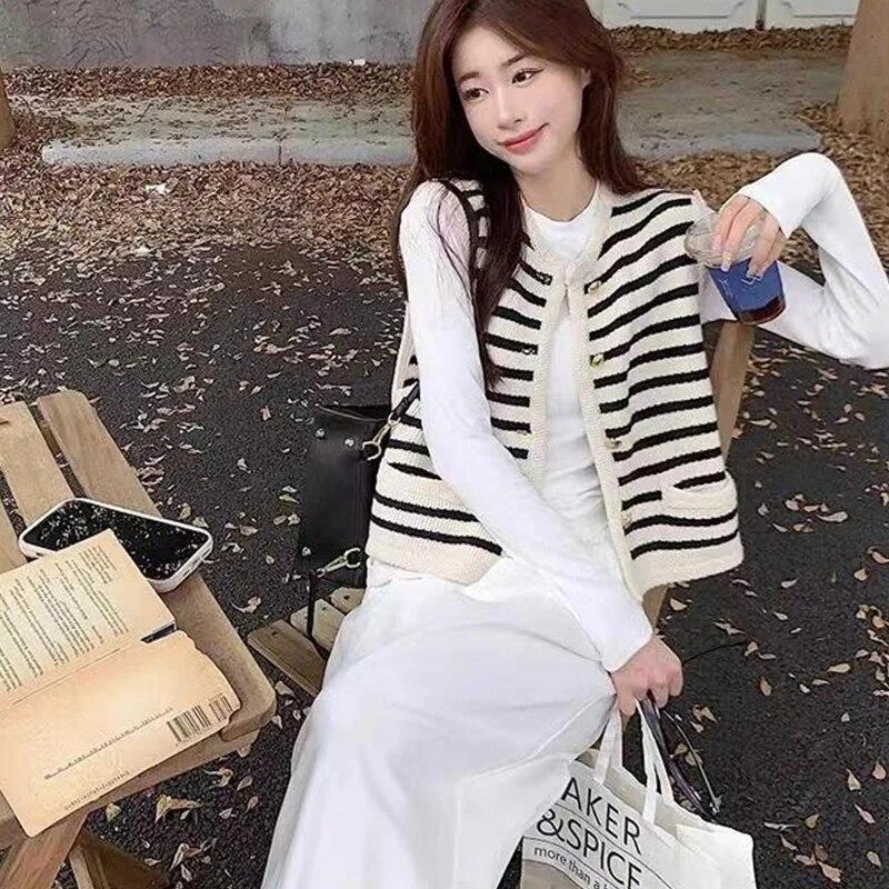 Black and White Striped Sleeveless Knitted Vest Jacket for Women's Spring and Autumn Cardigan, Paired with Sweater and Vest