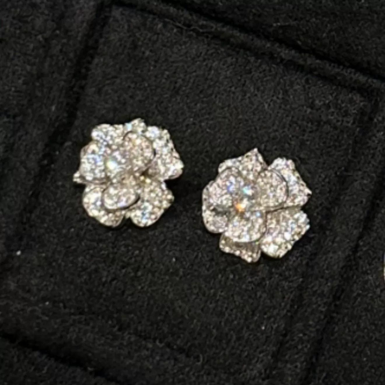 Ожерелье «Лепесток камелии» с бриллиантовой вставкой, кольцо «Белая роза», кольцо «Цветок», открытый браслет для женщин 2025