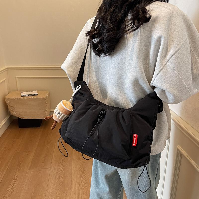 Bag women's large-capacity new simple and versatile pleated shoulder messenger bag class tote bag