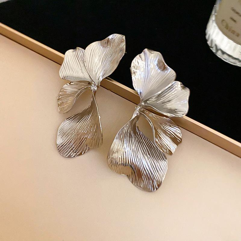

Flower Steel Needle Earrings French Style High-end Temperament Petal Earrings for Women срібний