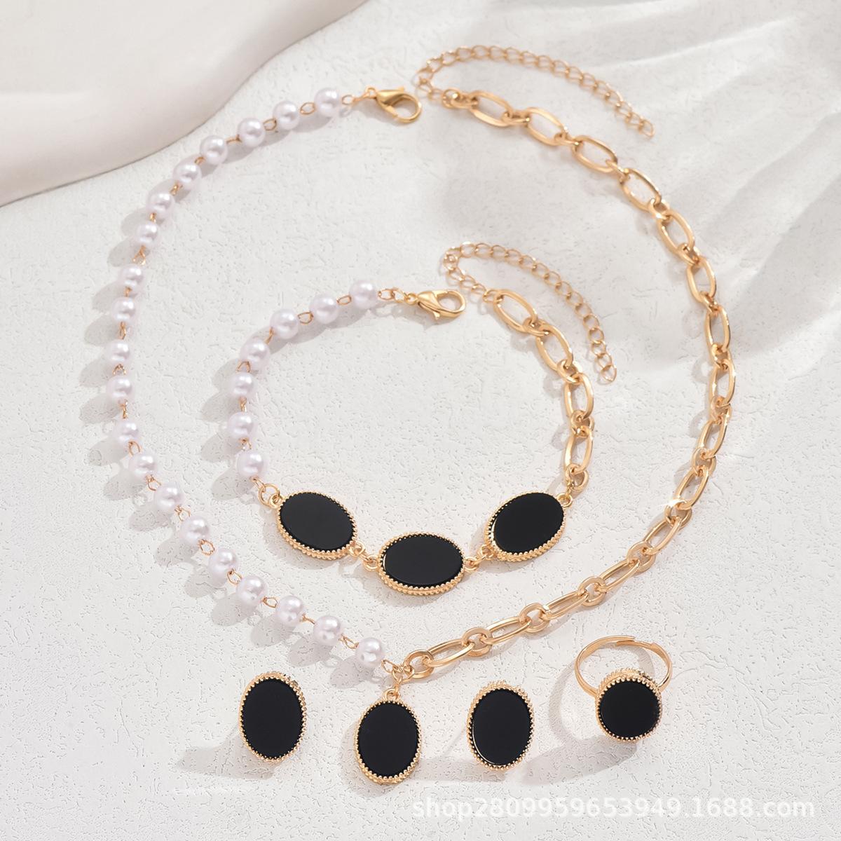 

Набор из 5 предметов: овальное черное колье из сплава, серьги, браслет, кольцо, женский, нишевый дизайн в стиле инс