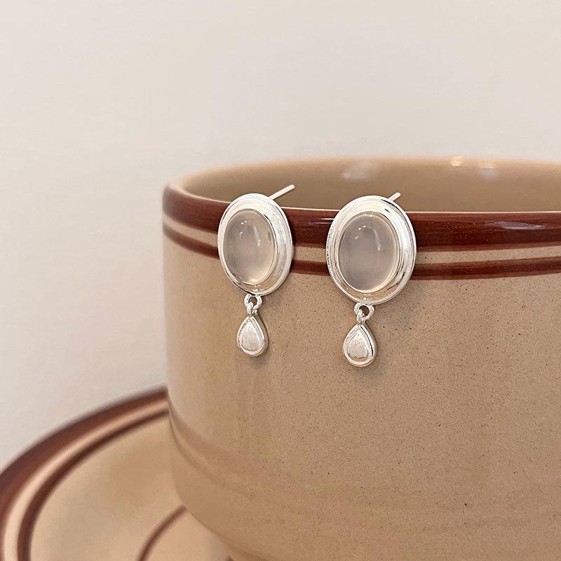 Schwarzweiße Achat-Ohrringe in Wassertropfenform Französische Retro-Wind-Ohrringe Temperamentvolle dynamische Ohrringe