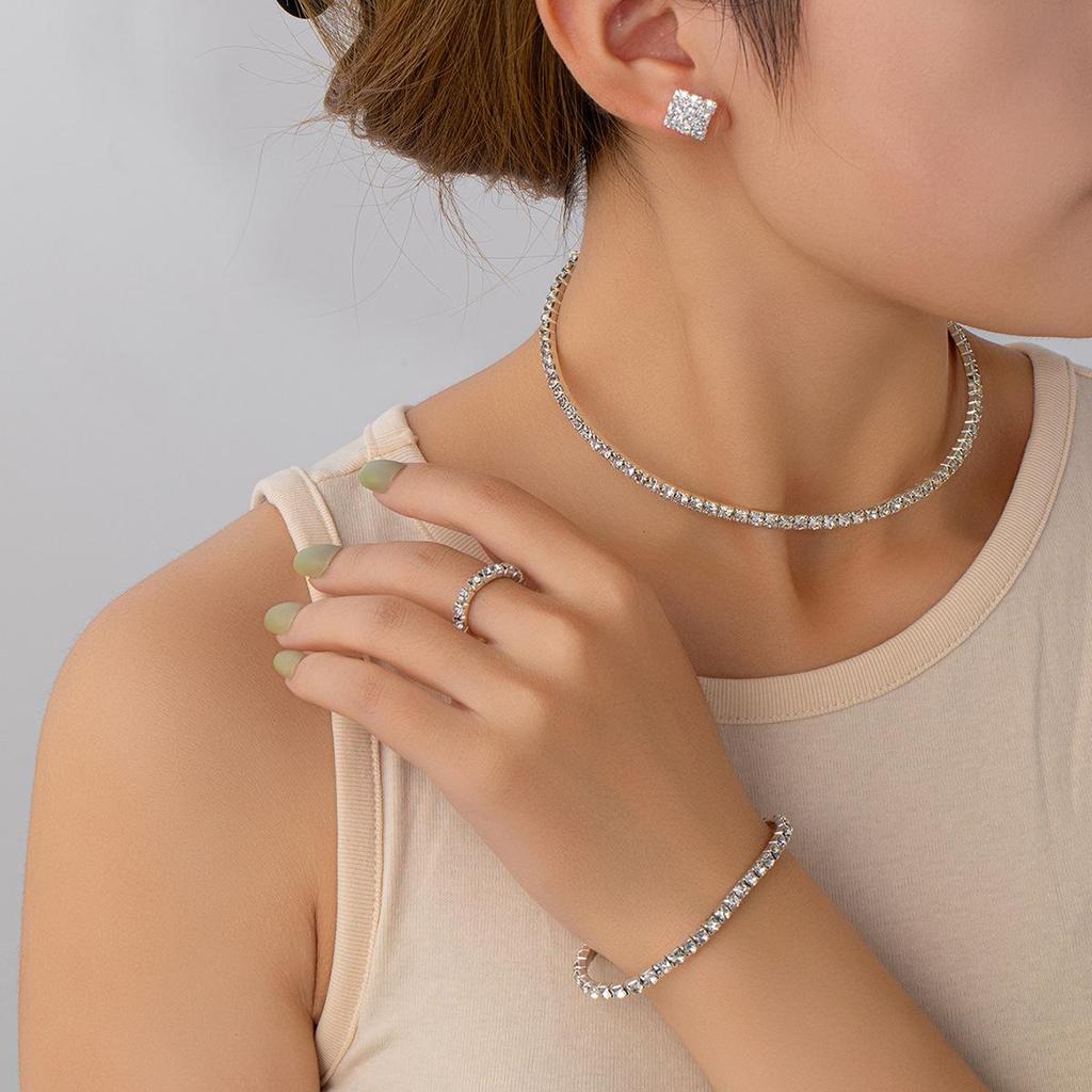 Colier Choker de Lux cu Diamante pe Mai Multe Rânduri, Cercei Pătrați și Set Inel - Bijuterii de Damă High-End din Patru Piese
