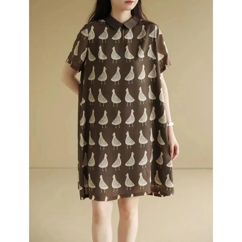 

Женское летнее платье-рубашка миди свободного кроя с принтом уток и воротником-поло L