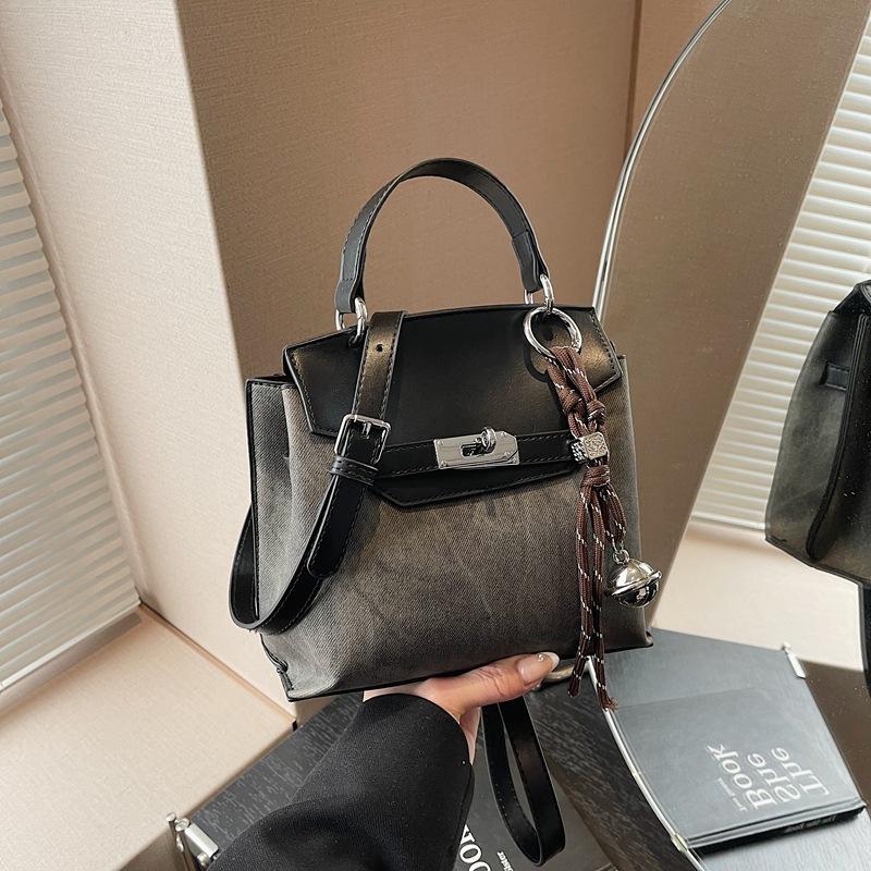 

Ретро-сумка через плечо для женщин, сумка из искусственной кожи, сумка через плечо, модная и универсальная with pendant чёрный