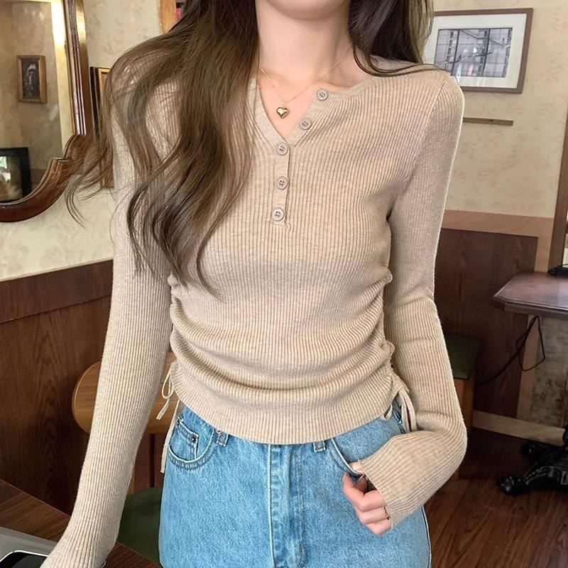 

Женский трикотажный топ с V-образным вырезом и кулиской, подчеркивающий фигуру - Коллекция Осень/Зима 2023 L (105-115)