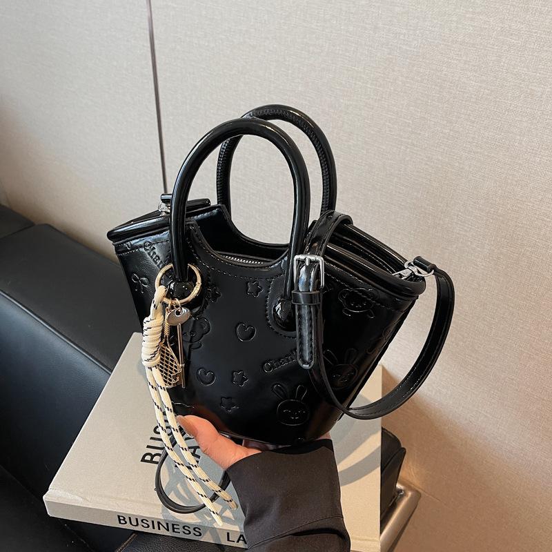 Premium hand bucket bag 2025 spring new fashion simple versatile shoulder bag trendy casual messenger bag