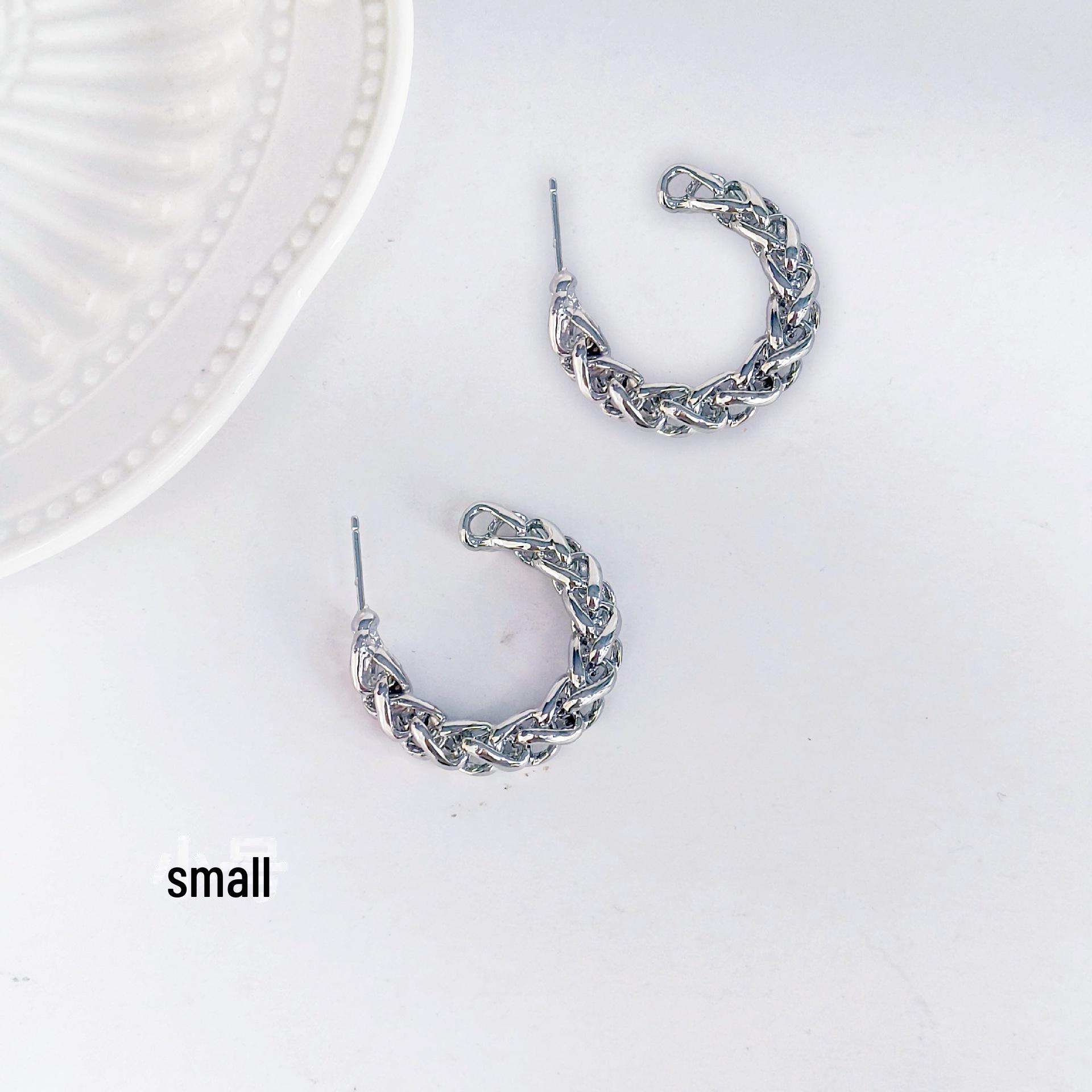 

Европейские и американские серьги-кольца с плетеными колечками из пшеницы: Стильный дизайн ниши в форме буквы С для женщин Small серебряный