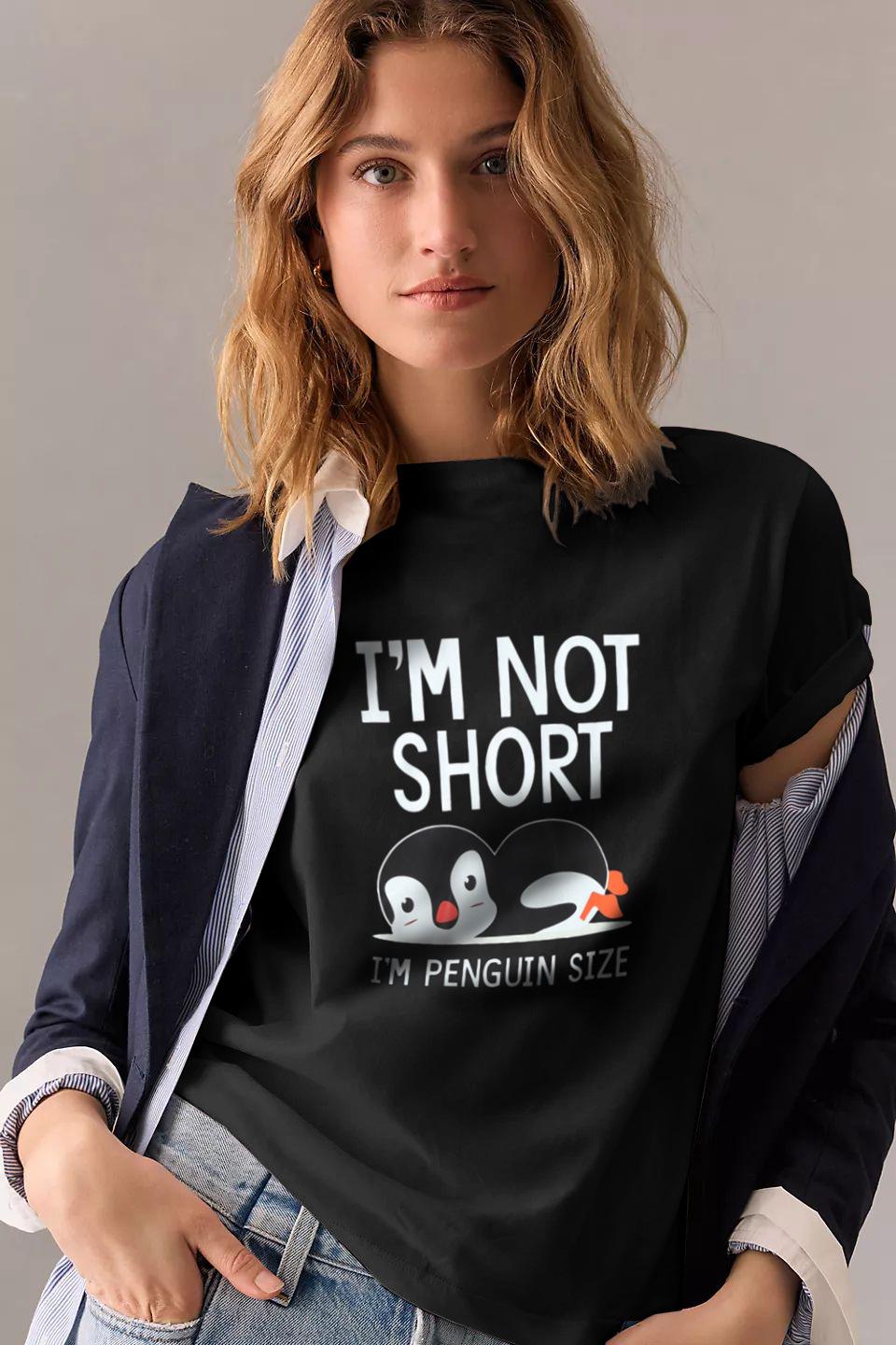 

Женская повседневная черная футболка с круглым вырезом и принтом пингвина Medium чёрный