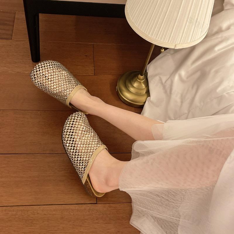 נעלי בית לנשים 2026 קיץ חדש נעלי בית שטוחות עם קצה עגול לנשים סנדלים אופנתיים נושמים עם אבני חן חלולים Zapatos De Mujer