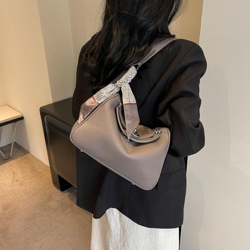 

French niche retro texture shoulder bag women s bag 2025 new winter large-capacity commuting versatile handbag batch 27*14*17 серый