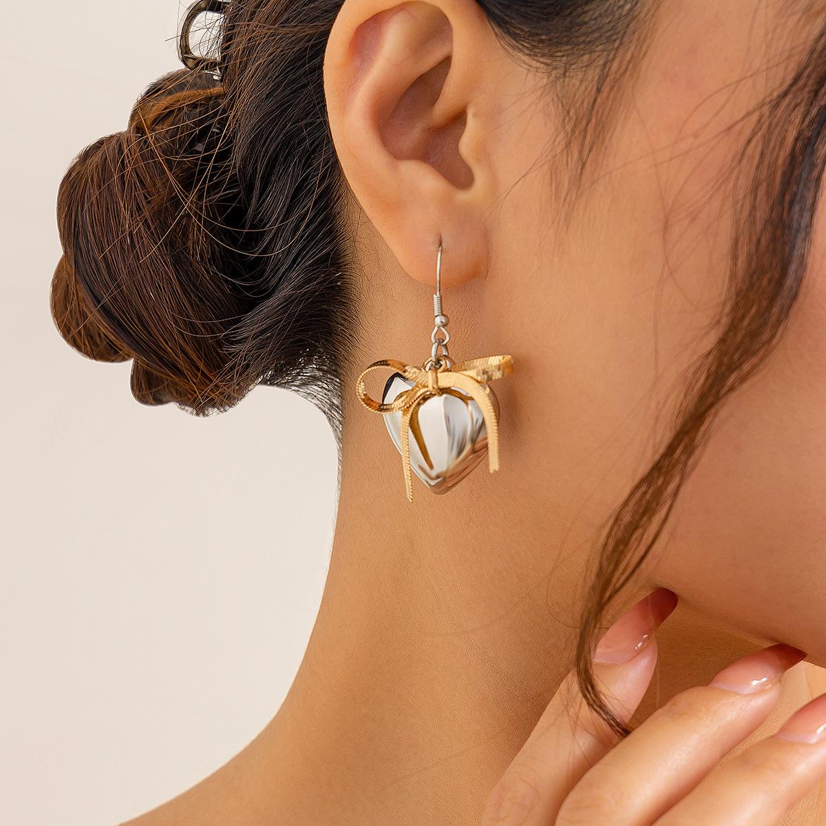 ins wind three-dimensional temperament peach heart contrasting color love butterfly clip earrings