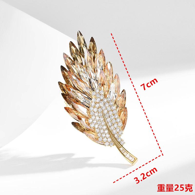 Crystal champagne gold feather brooch atmospheric light luxury 2025 new corsage anti-light pin accessories