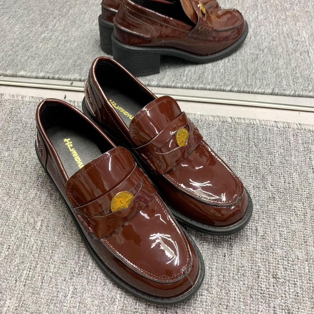 Der Spot wird in Sekunden gesendet! Traubenmutter hat den gleichen Retro-britischen Stil runden Kopf kleine Goldmünze mit dickem Absatz und Plateau-Loafer.