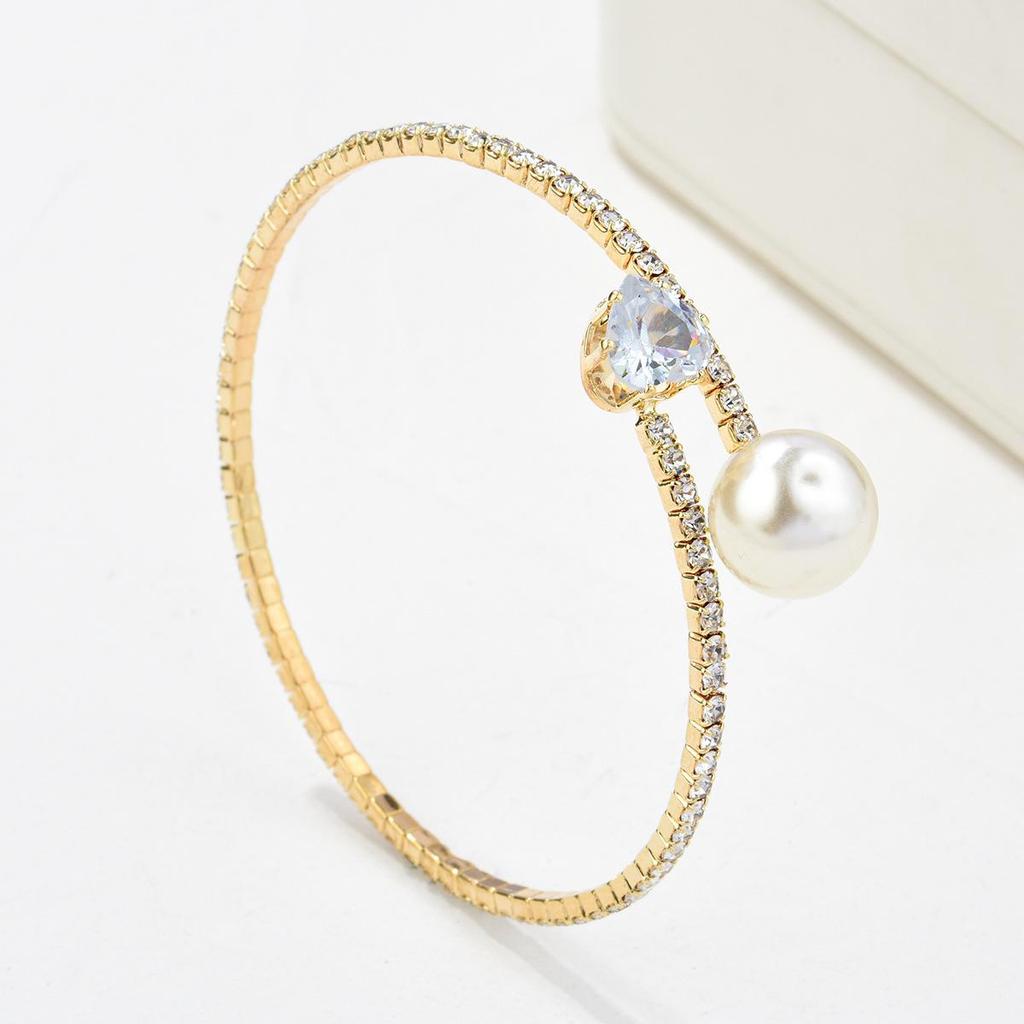 Elegantes Europäisches Brautarmband mit Glänzenden Strasssteinen & Perlen