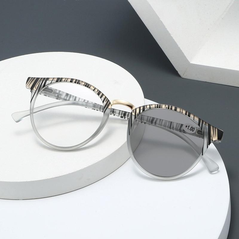 Fashion HD Striped Photochromic Womens Reading Glasses Ultra Light Anti Blue Light Presbyopia Glasses for Outdoor