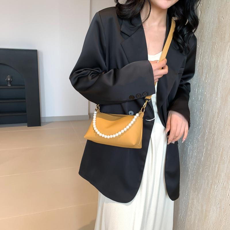 Einfache und modische kleine Tasche mit Perlenkette in einfarbiger Textur für Damen Frühling und Sommer Nischendesign Modische kleine quadratische Umhängetasche