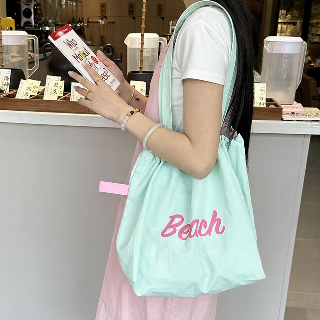 Tasche mit Buchstabendruck Bequeme Kordelzugtasche Große Kapazität Lässige Tasche Weich Zum Ausgehen Kurze Ausflüge Reisen