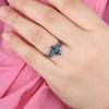 Modieuze blauwe damesring met bloemen, gelaagd met gepersonaliseerde licht luxe high-end ring voor dames