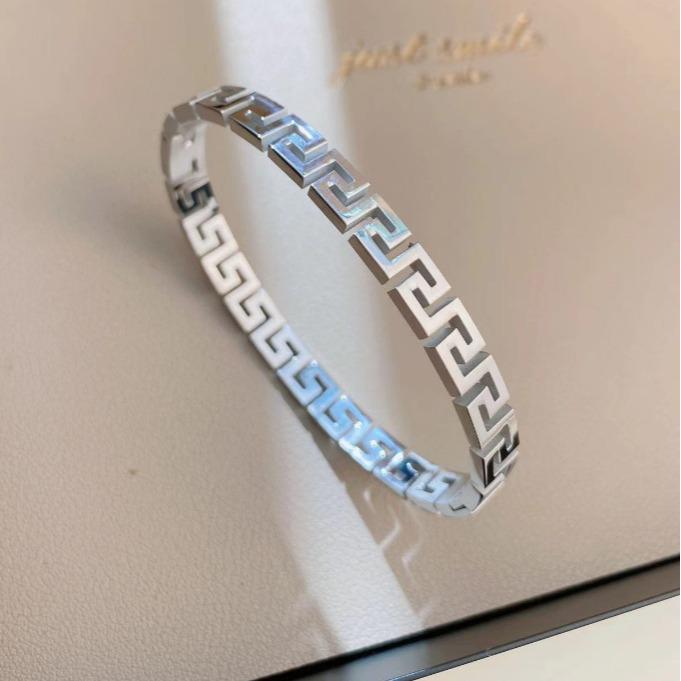 Versatile Titanium Steel Bracelet: Vacuum-Plated High-End Design with Full Diamond Accent.