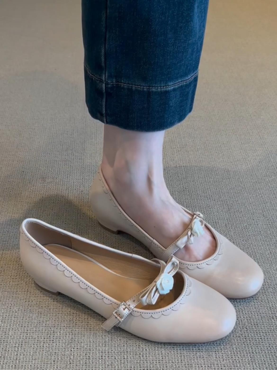 

Sheepskin version! French bow flower word with flat single shoes women s 2025 new gentle shallow mouth Mary Jane 35