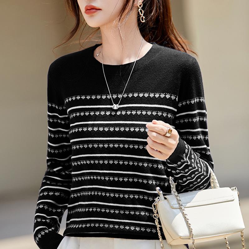 Spring and Autumn's New Strawberry Jacquard Round Neck Striped Versatile Knitted Sweater Pullover Is A Fashionable and Trendy Women's Top